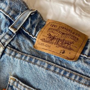 LEVI DENIM JEAN SHORTS